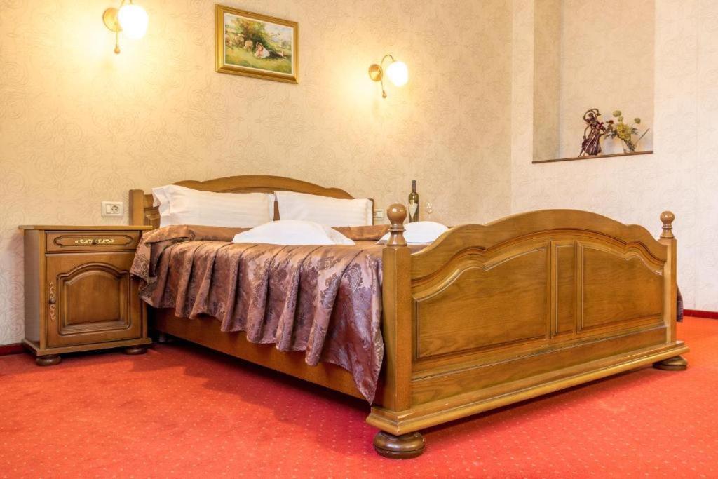 Hotel Ferdinand Haţeg Exterior foto